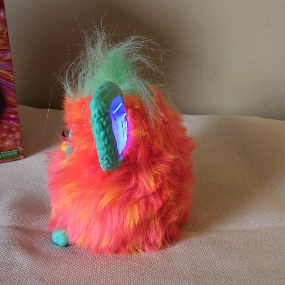 Furby Coral Interactive Singing Toy with Colorful Fur 2023 - Picture 4 of 8